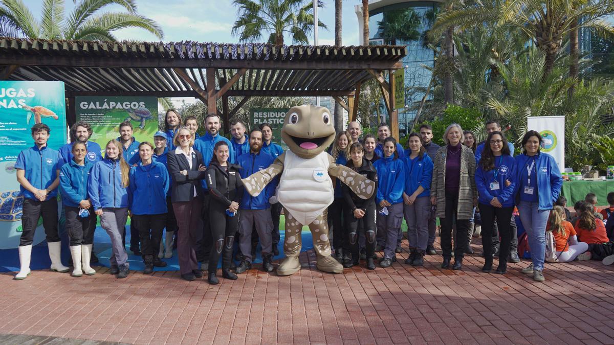 Foto de grupo durante la presentación de la campaña tortugas 2022.