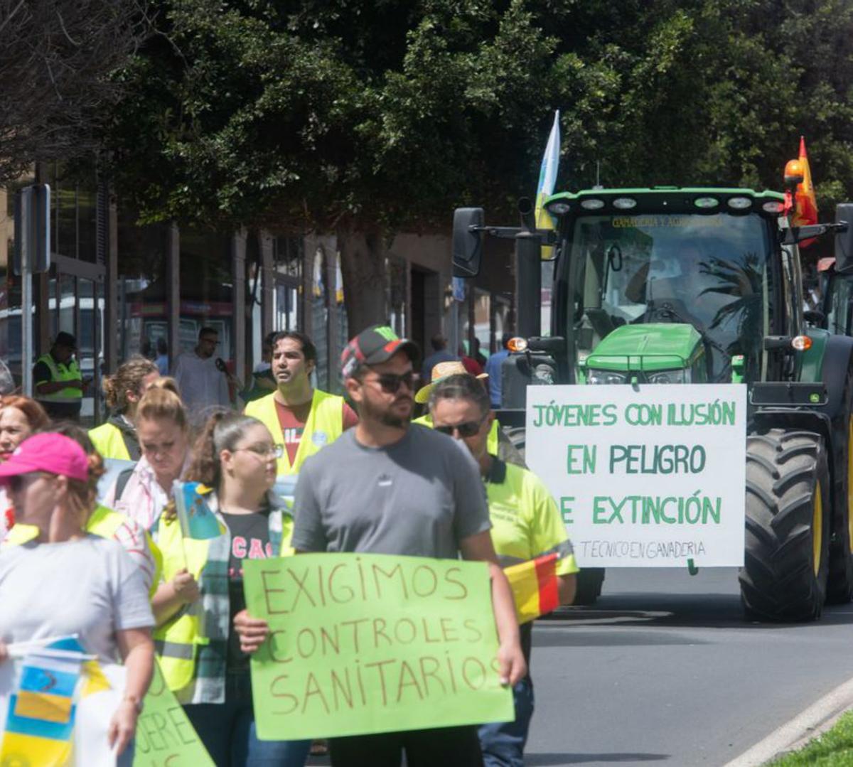 Agricultores y ganaderos critican su  grave situación y la línea con Tarfaya