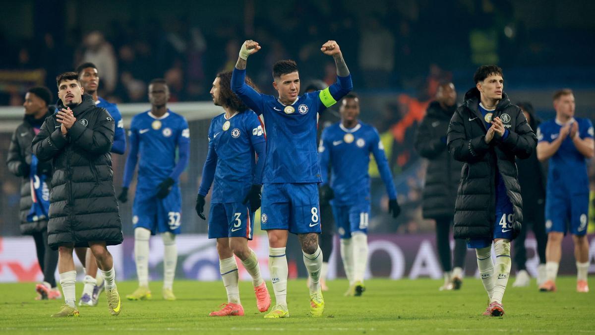 Enzo Fernández celebra junto a sus compañeros del Chelsea