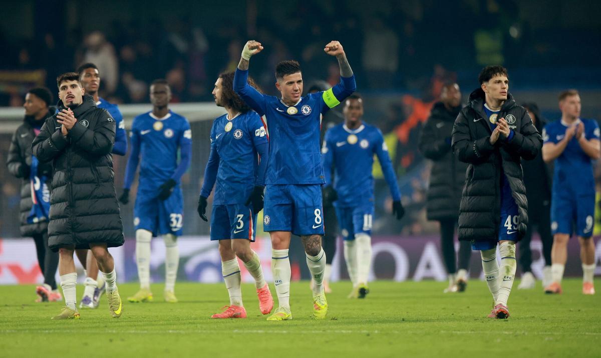 Enzo Fernández celebra junto a sus compañeros del Chelsea