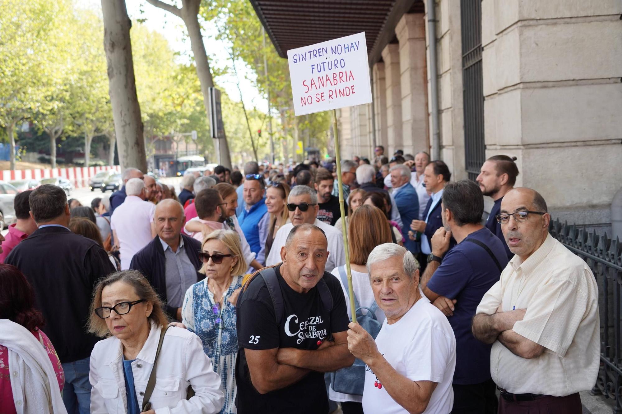 Manifestación por el AVE de Sanabria en Madrid: protesta por el tren a las puertas de Renfe