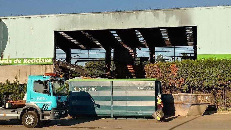 Una operaria de Xesnatura realizando trabajos de limpieza, ayer por la mañana, tras el incendio. // D.P.