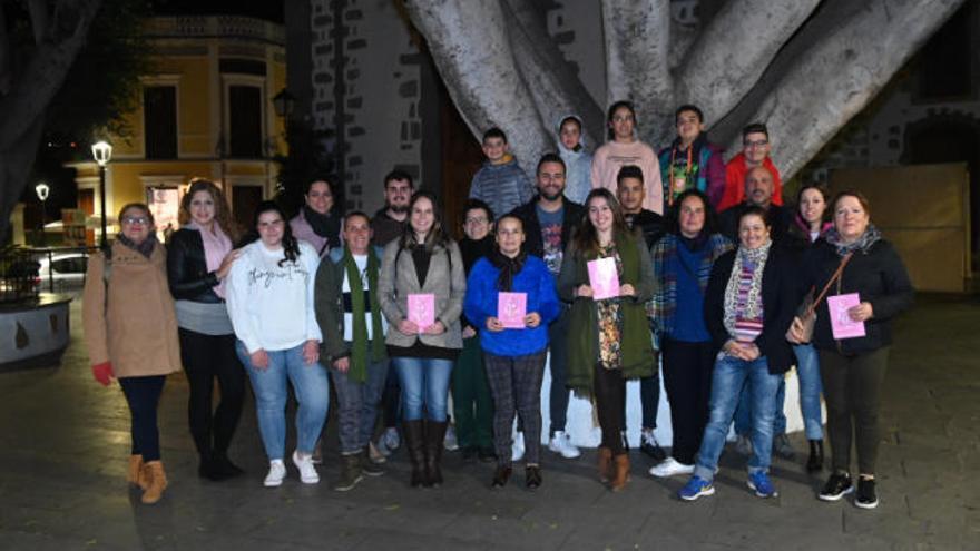 Componentes de la asociación juvenil La Parada del Rincón, ayer, momentos antes del ensayo del pregón de este próximo viernes.