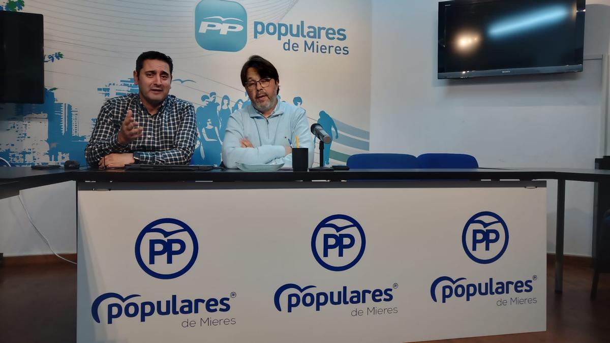 Fernando Hernández y Enrique Fernández, en la sede del PP de Mieres.