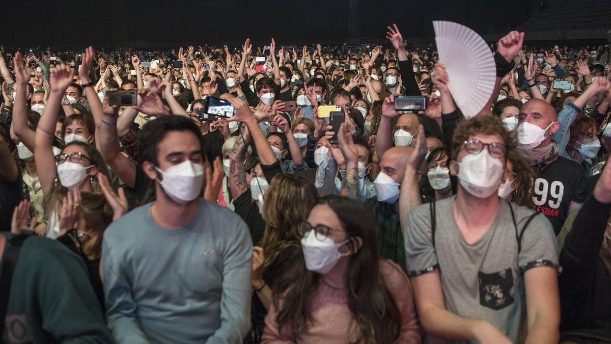 Cientos de personas asisten al concierto de Love Of Lesbian, el pasado mes de abril, como parte de un estudio sobre el covid-19