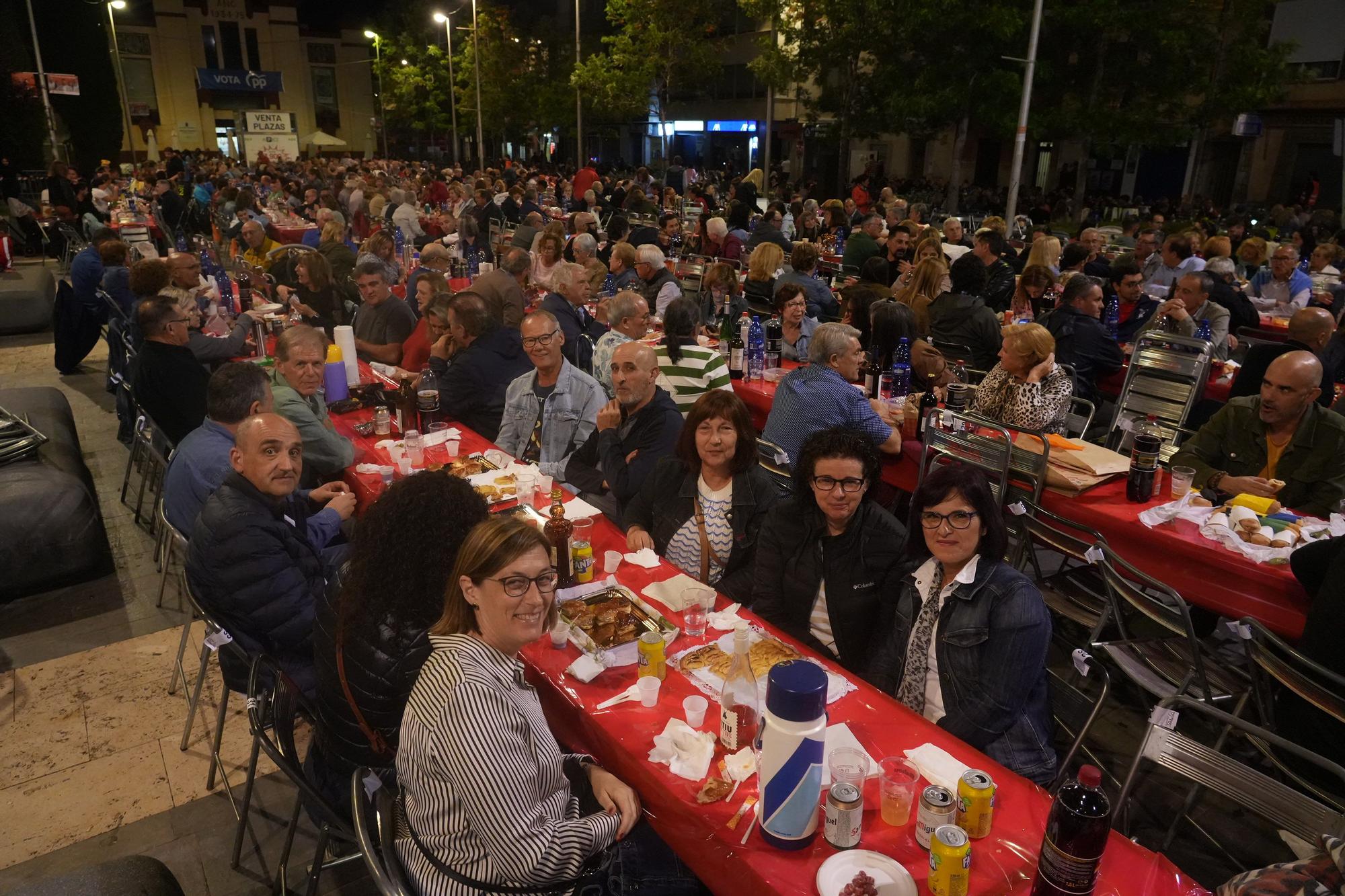 Búscate en la galería de fotos del 'sopar de pa i porta' de las fiestas de Almassora