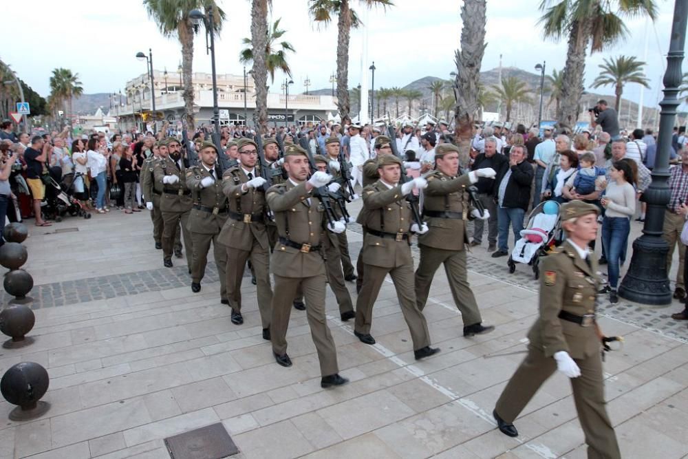 Honores a la bandera en el puerto