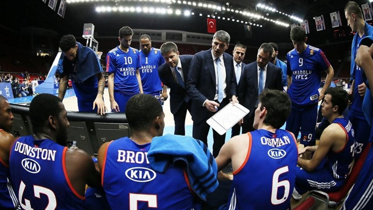 Perasovic y el extécnico azulgrana Agustí Julbe dirigen el nuevo proyecto del Anadolu Efes