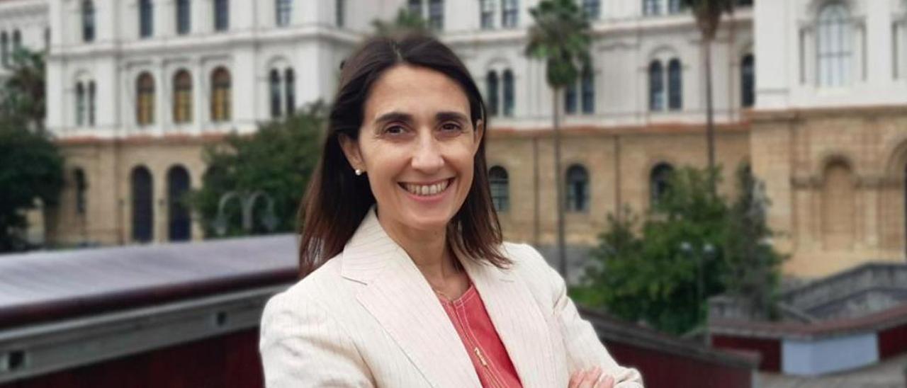 La investigadora Rocío García Carrión, frente a la Universidad de Deusto, en Bilbao.