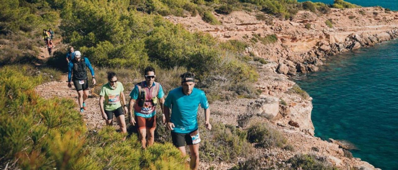 Un grupo de corredores afronta una zona abrupta de la costa, ayer en la 10K. | CHRISTIAN URREA