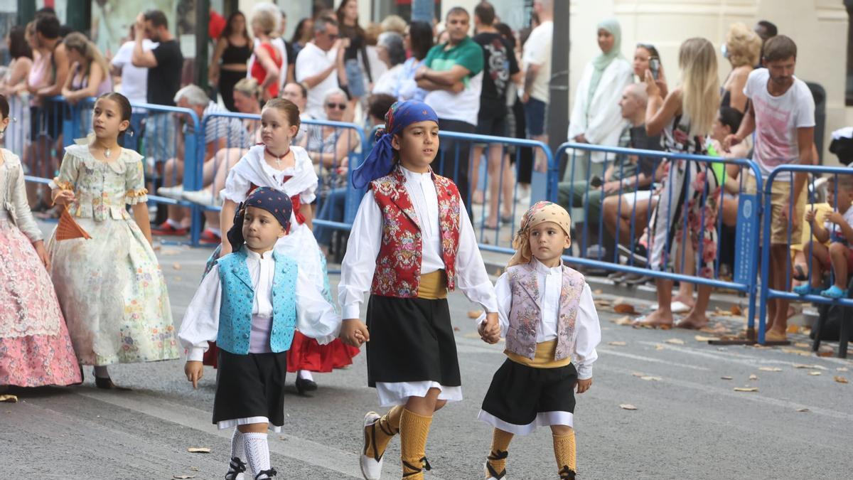 Las hogueras y barracas desfilan en la Entrada de Bandas 2022