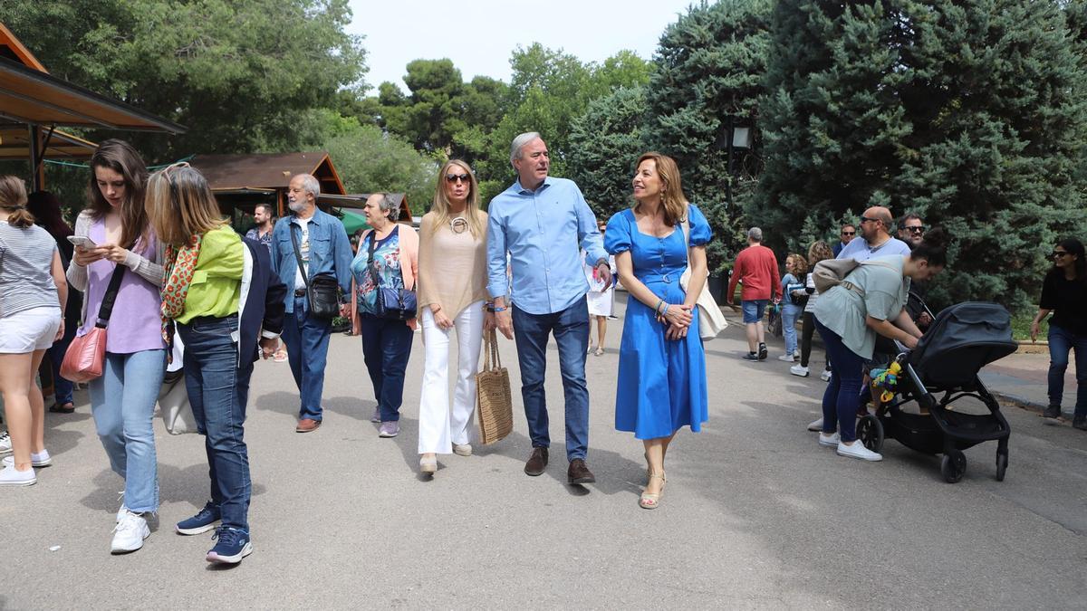 El candidato del PP a la DGA, Jorge Azcón, junto a su esposa y la alcaldable popular en Zaragoza, Natalia Chueca.