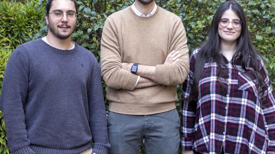 Marcos Díaz Gay, flanqueado por los también investigadores del CNIO José Córdoba y Pilar Gallego. | Laura M. Lombardía / CNIO