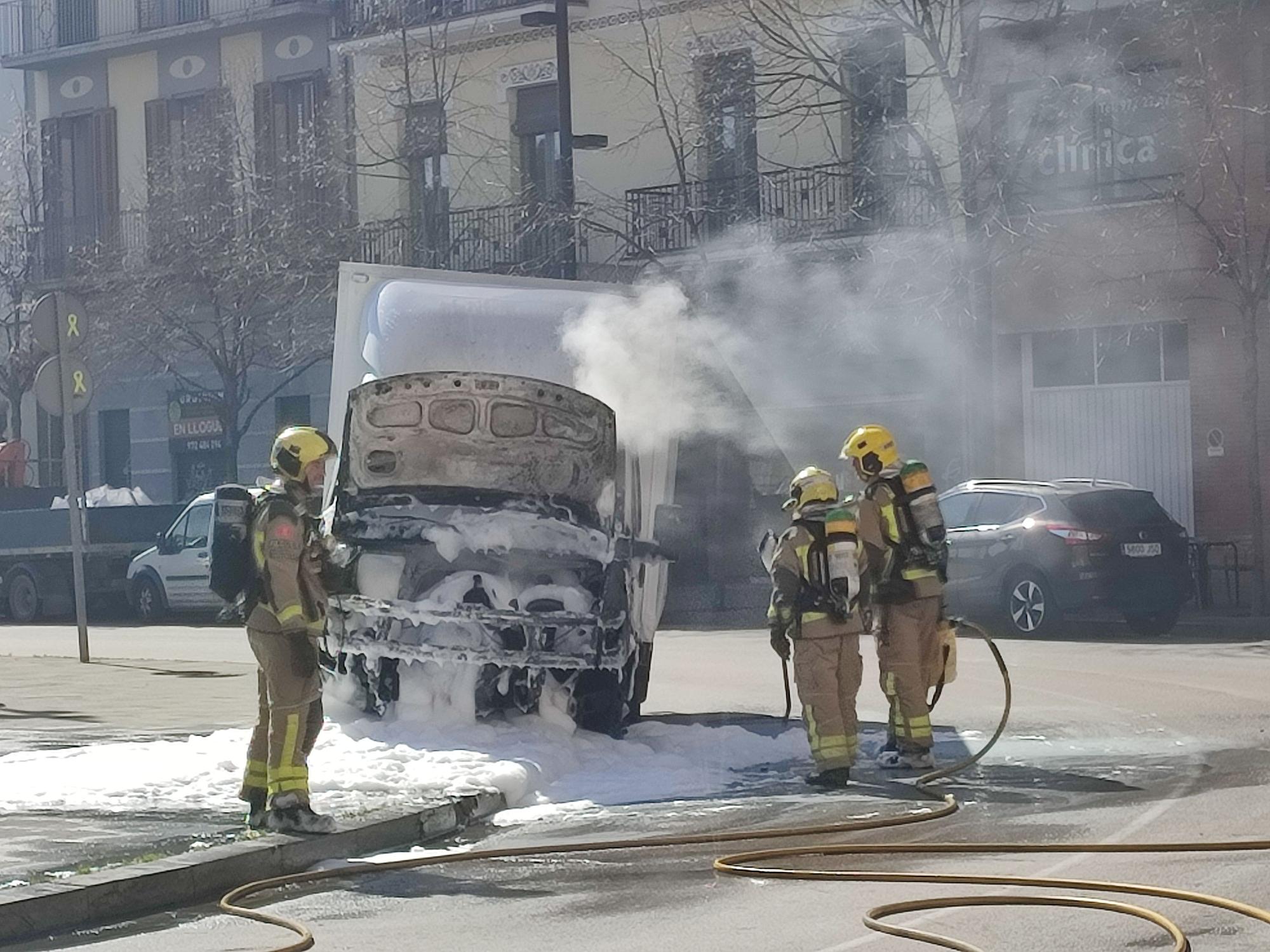 Crema un camió davant del Mercat del Lleó de Girona