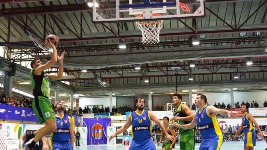 Èric Jiménez fent un tir a cistella durant la final d&#039;aquesta tarda