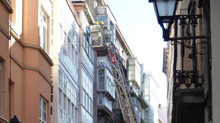 Los bomberos, esta mañana en la calle Franxa.