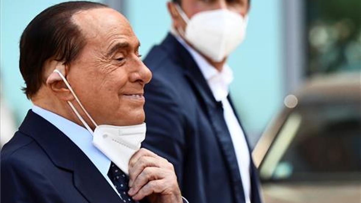 El exprimer ministro italiano Silvio Berlusconi se ajusta la máscarilla al salir del hospital San Raffaele de Milán en septiembre.