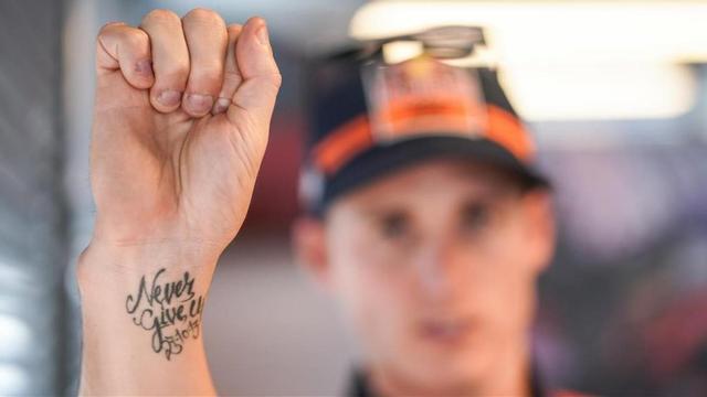 Pol Espargaró (KTM) muestra orgulloso, en Motorland, su tatuaje "nunca te rindas".