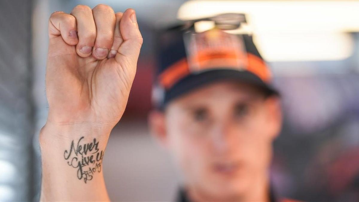 Pol Espargaró (KTM) muestra orgulloso, en Motorland, su tatuaje &quot;nunca te rindas&quot;.