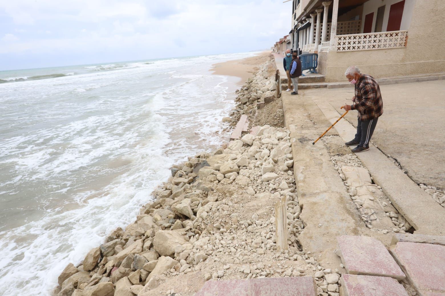 Guardamar denuncia ante Costas las obras sin autorización de vecinos de la playa Babilonia