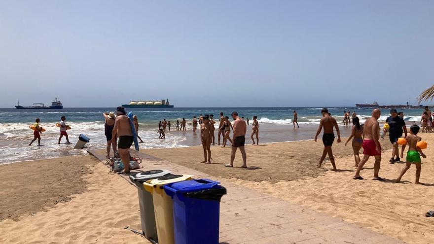 El mar inunda la arena de Las Teresitas