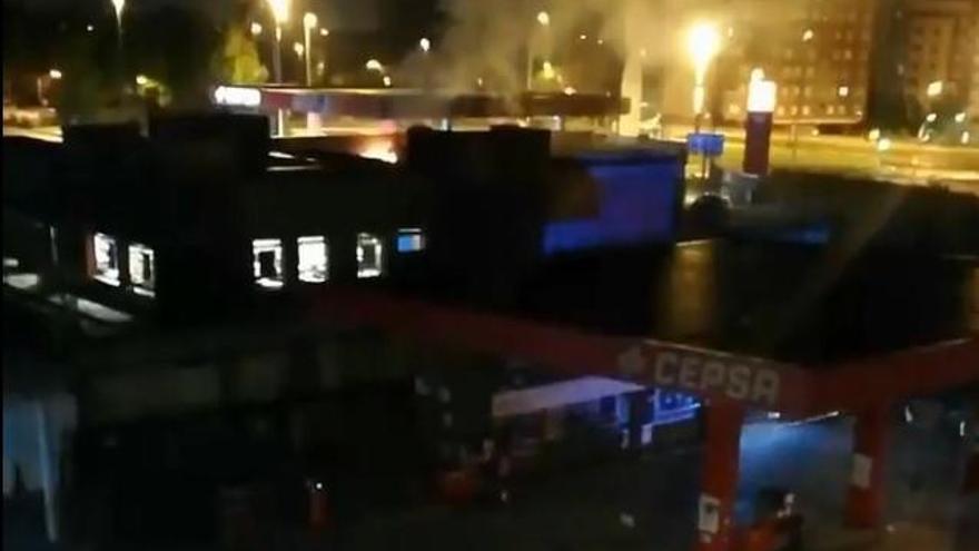 Los bomberos sofocan un incendio en el Burguer King de Foro