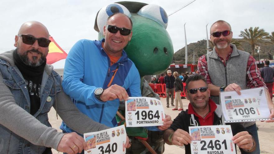 Un grupo de participantes del año pasado cuando recogieron sus dorsales.