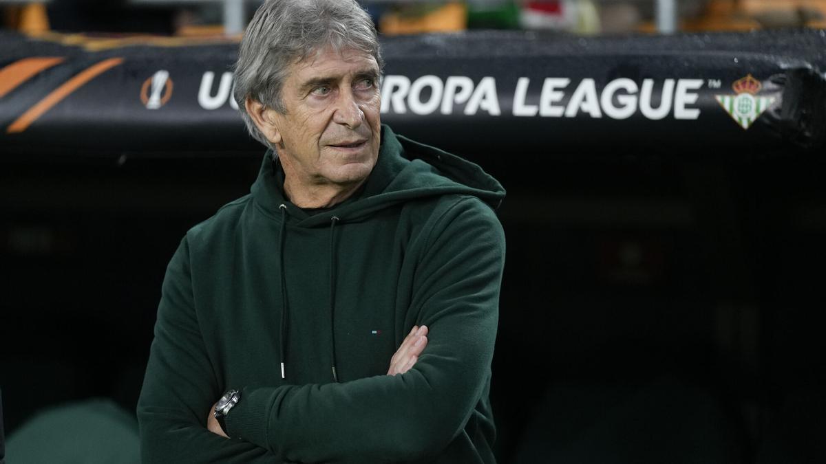 Manuel Pellegrini, entrenador del Real Betis Balompié, observa durante el partido de la fase de grupos de la UEFA Europa League 2025/26 entre el Real Betis Balompié y el Feyenoord en el estadio La Cartuja