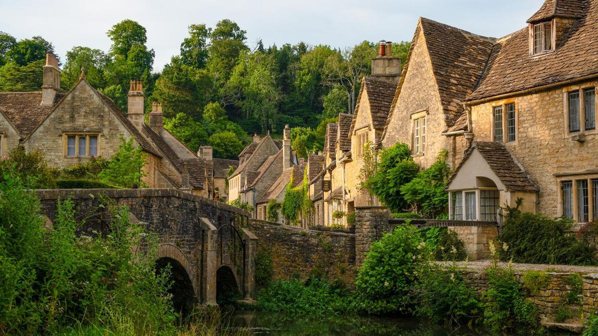 El pueblo medieval más bonito del mundo está cerca de España y se esconde entre verdes colinas