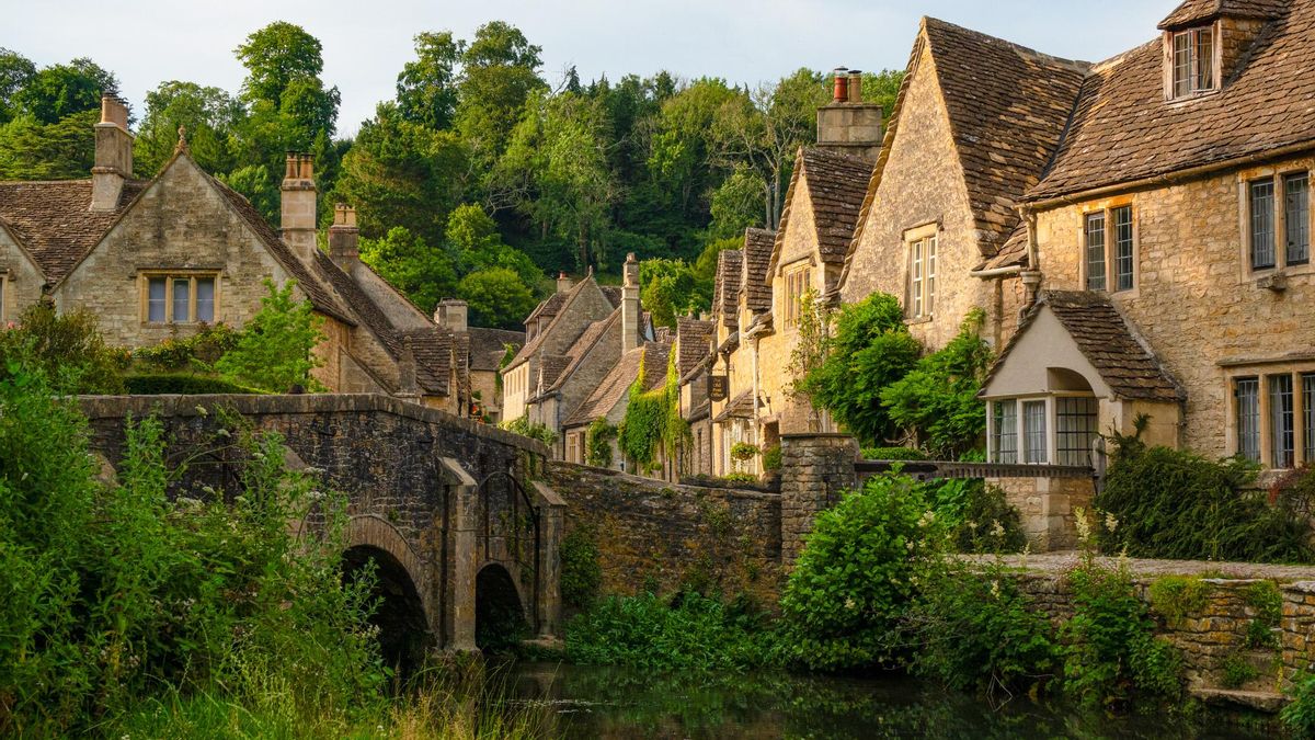 El pueblo medieval más bonito del mundo está cerca de España y se esconde entre verdes colinas