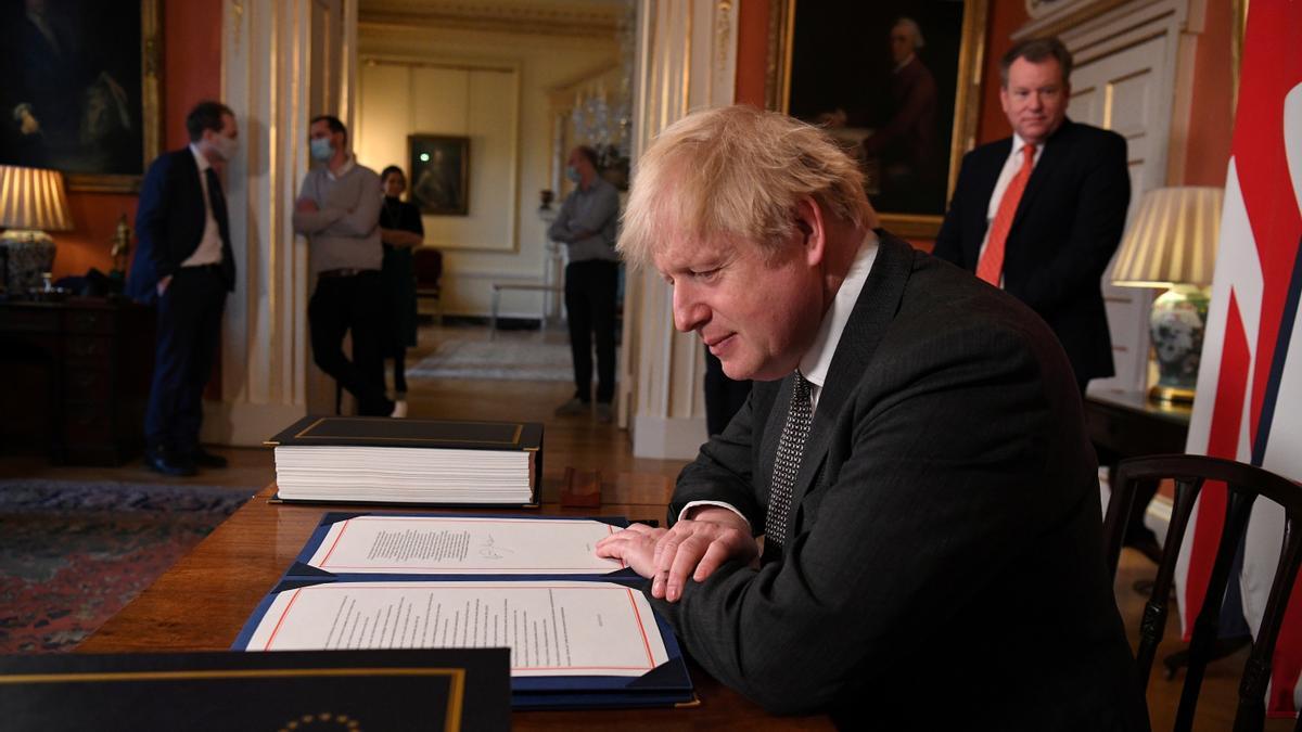 El primer ministro británico Boris Johnson firma el acuerdo comercial del Brexit con la UE en Downing Street en Londres, Gran Bretaña, el 30 de diciembre de 2020.