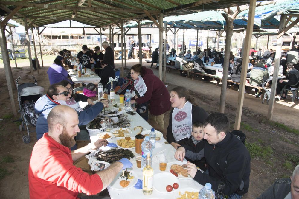 Famílies vingudes d''arreu de la Catalunya central i també de fora comparteixen àpat amb Manresa amb productes de la terra