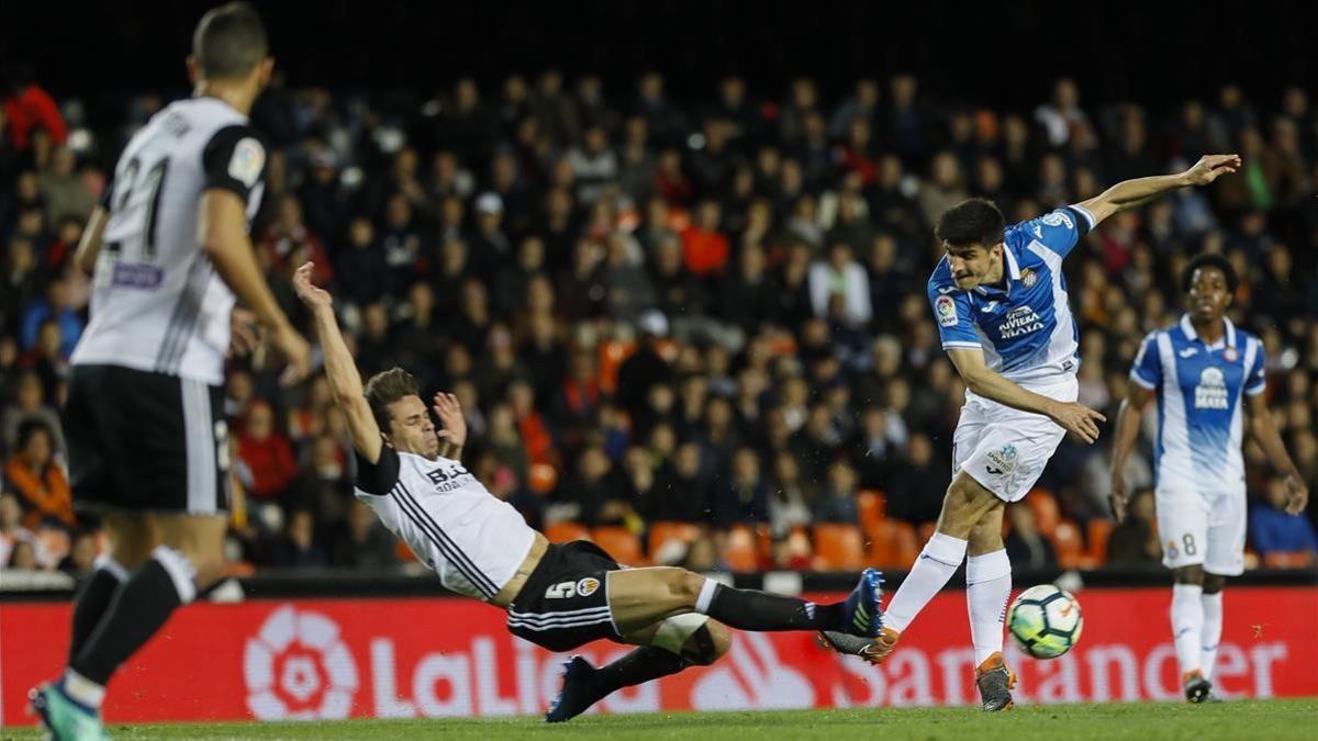 Gerard Moreno dispara ante Gabriel Paulista.