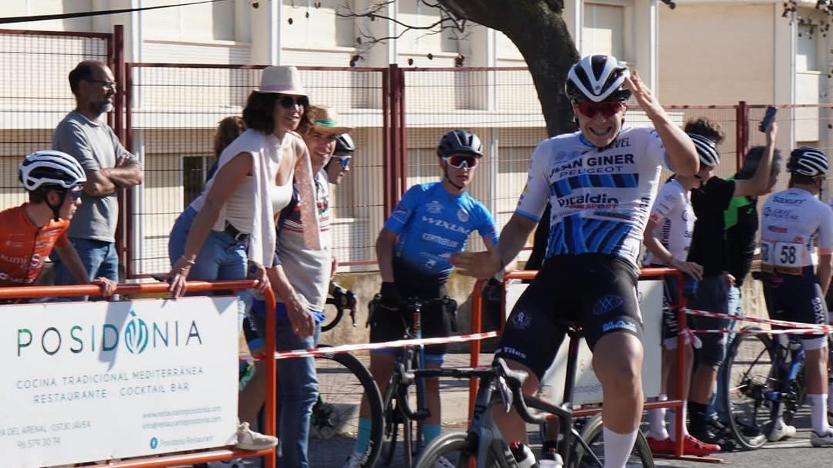 El ciclista de Canals Vicent Andrés cruzando la meta en el Campeonato Autonómico cadete.