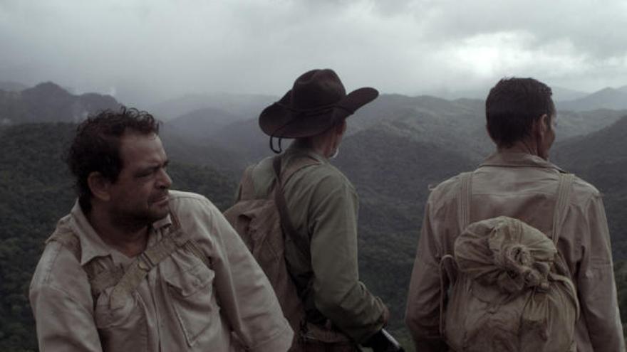 Tres veteranos de la guerra de Angola se entrenan como los soldados que un día fueron.