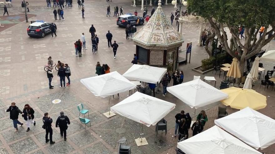 La policía, ayer en la plaza, a la hora de cierre de los bares. | R. S.