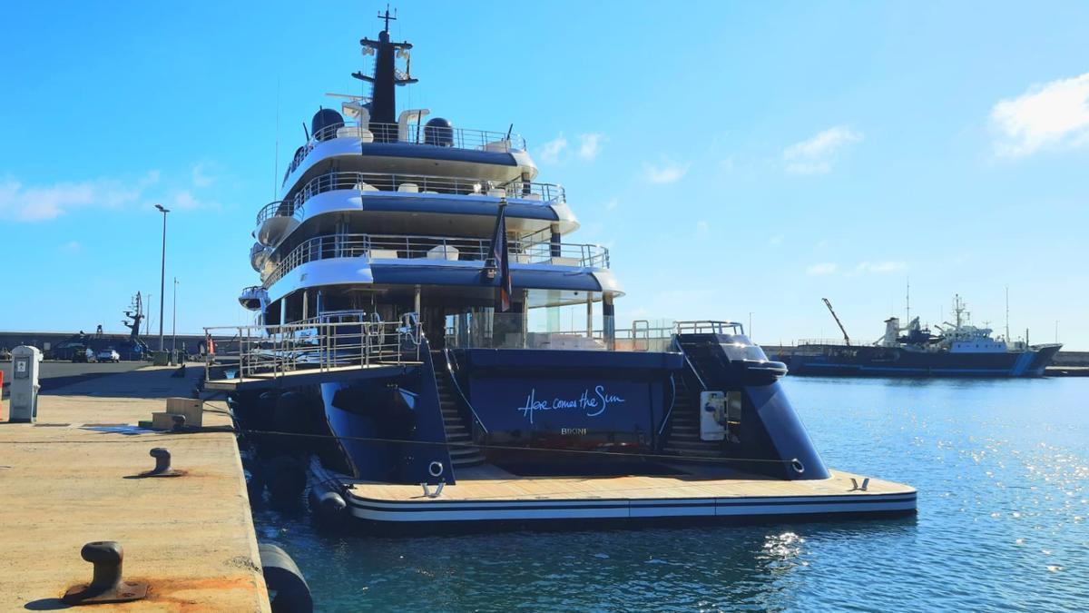 Un yate de lujo en el puerto de Santa Cruz de Tenerife.
