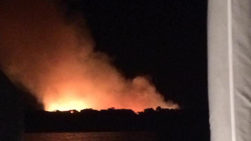 El fuego de s&#039;Espalmador visto desde un barco.