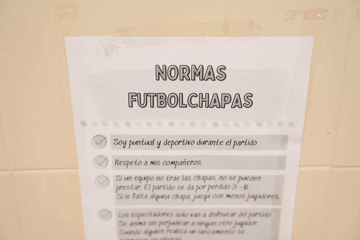 Niños juegan al fútbol chapa en el Colegio Claret de Madrid.