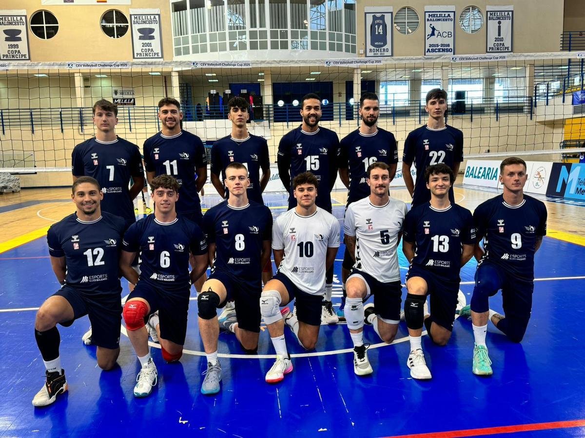 voleibol. Los jugadores del Voley Palma posan en la pista del Melilla