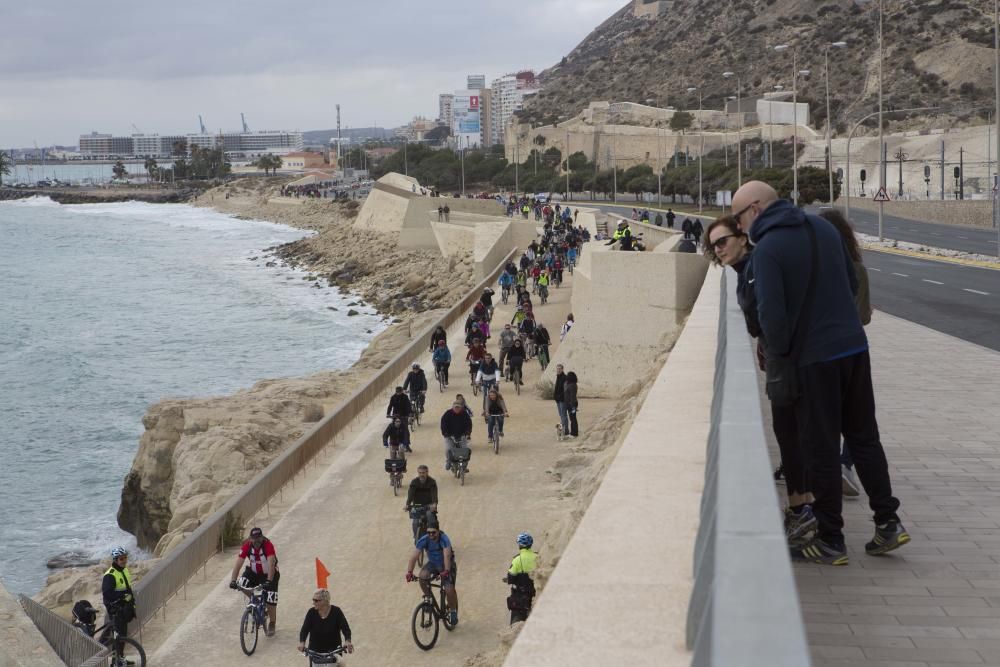 200 ciclistas exigen frente al Ayuntamiento una vía verde en La Cantera.