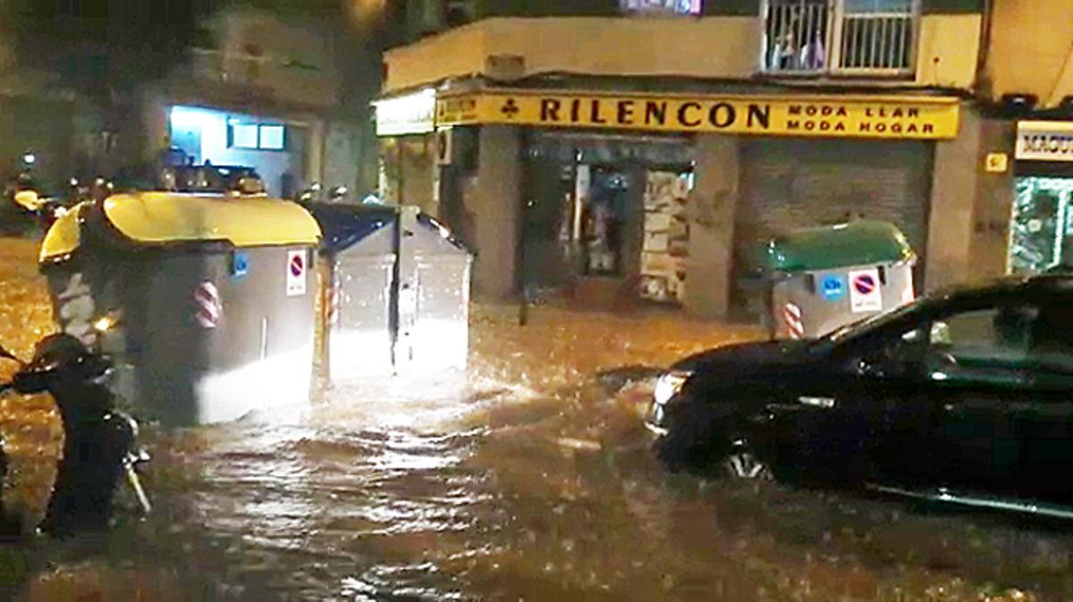 La pluja inunda el centre de l’Hospitalet.