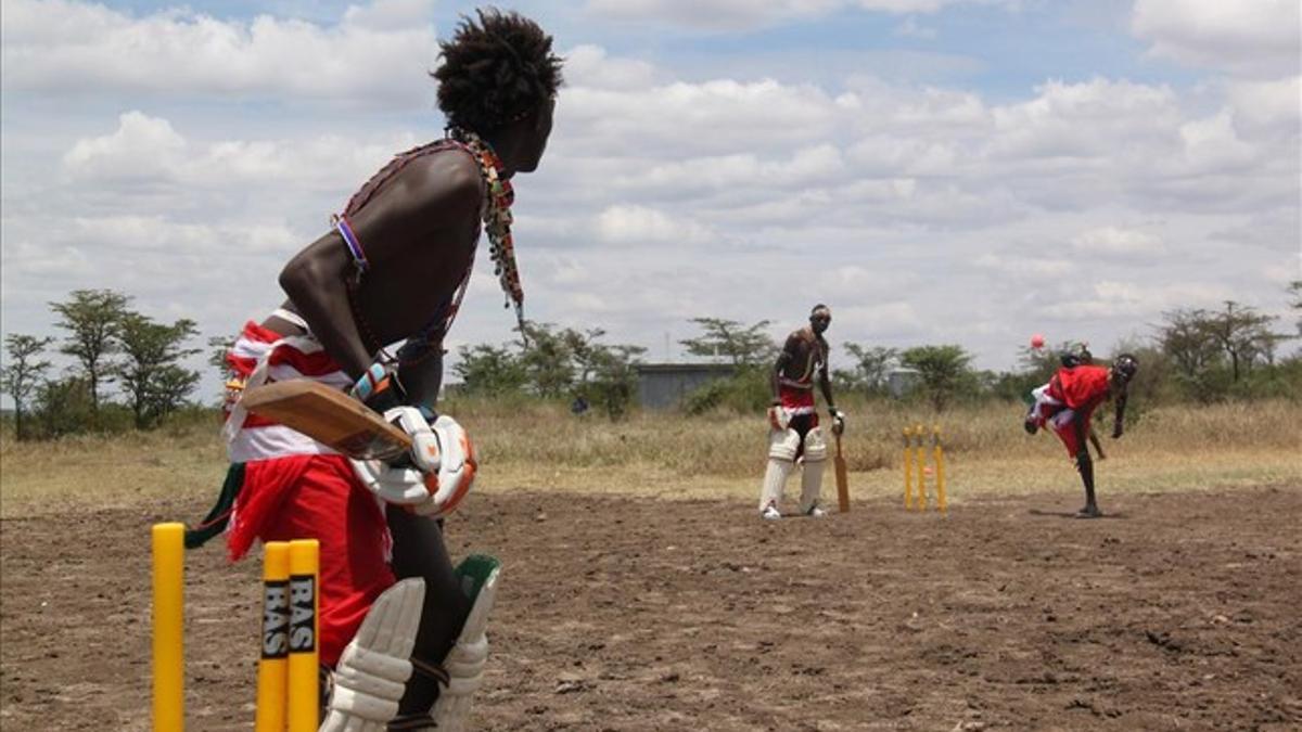 Memusi Ole Ngais, a punto de batear, durante un entrenamiento en la aldea keniana de Endana, en medio de la sabana.