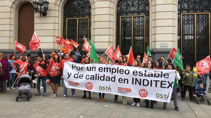 Protesta en la calle contra la temporalidad en Inditex