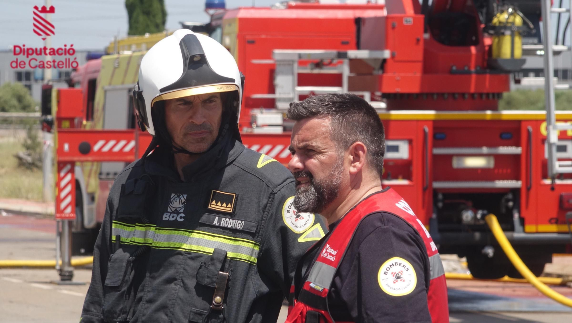 Los bomberos siguen trabajando en el en el incendio industrial de la nave de textil de Almassora