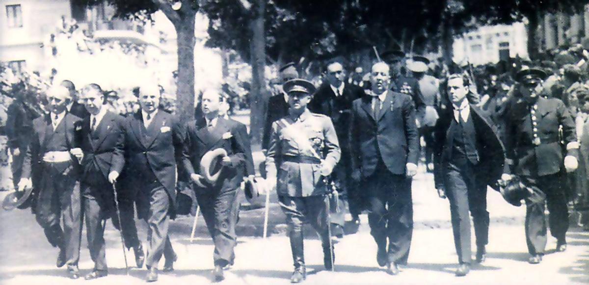 , Franco aparece el 14 de abril de 1936, durante la conmemoración de la Segunda República, escoltado a su izquierda por el alcalde de Santa Cruz, José Carlos Schwartz, y a su derecha por el gobernador civil, Manuel Vázquez. Nada más estallar el golpe, ambos fueron capturados por los franquistas. Schwartz sigue hoy desaparecido y Vázquez fue fusilado.
