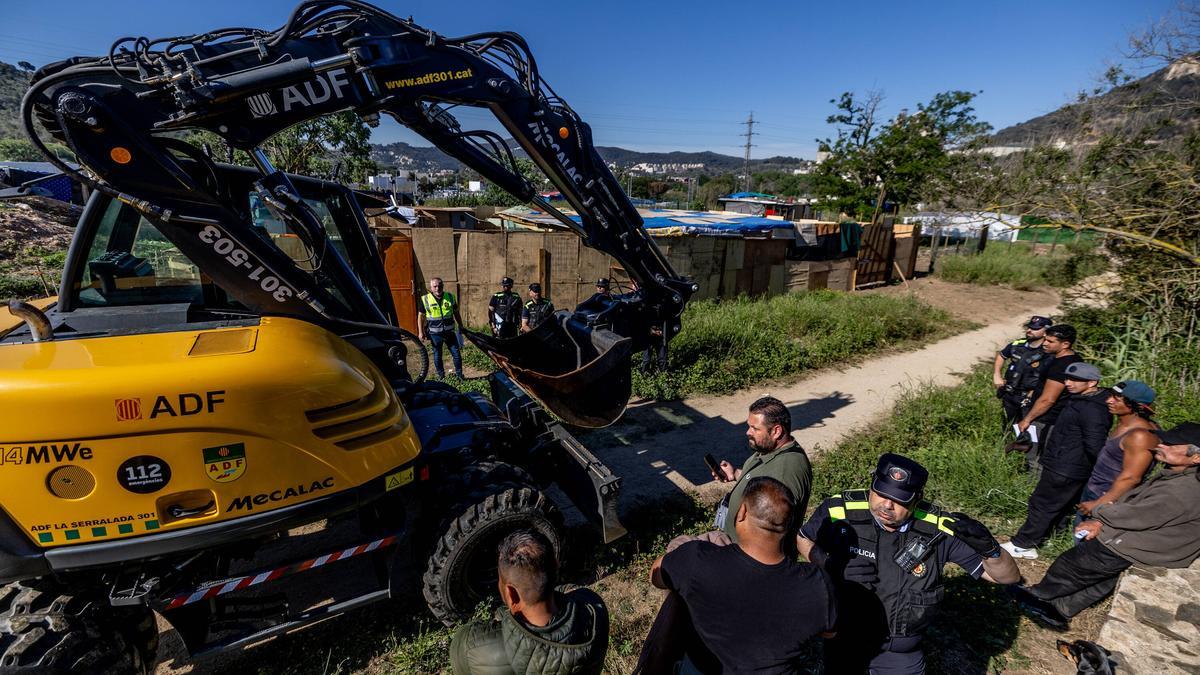 Una de las excavadoras preparadas para retirar barracas inhabitadas, este viernes, en Montcada.