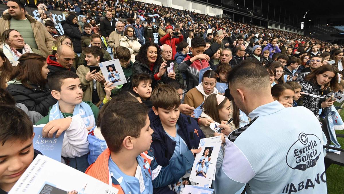 Los pequeños, entusiasmados con los jugadores del Celta durante un entreno a puertas abiertas en Balaídos de esta temporada.