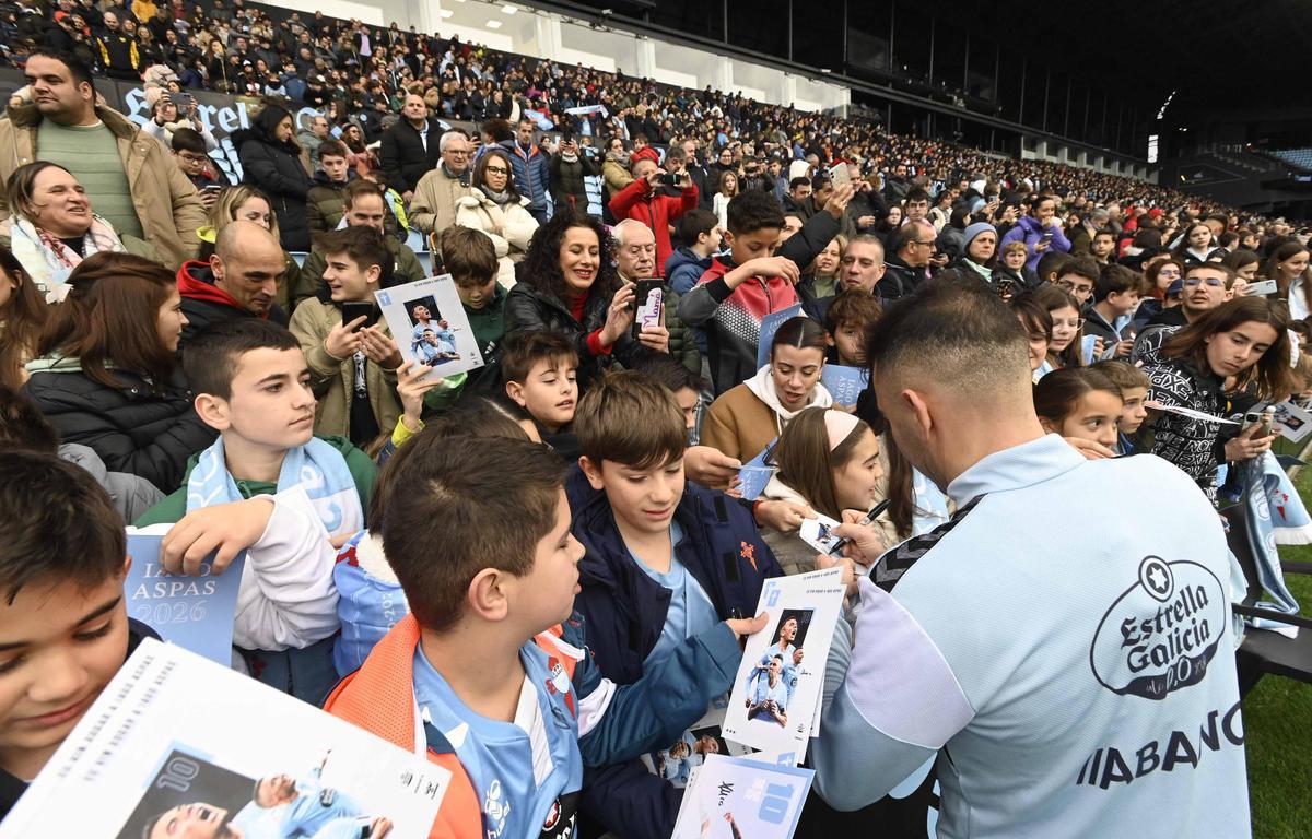 Los pequeños, entusiasmados con los jugadores del Celta durante un entreno a puertas abiertas en Balaídos de esta temporada.