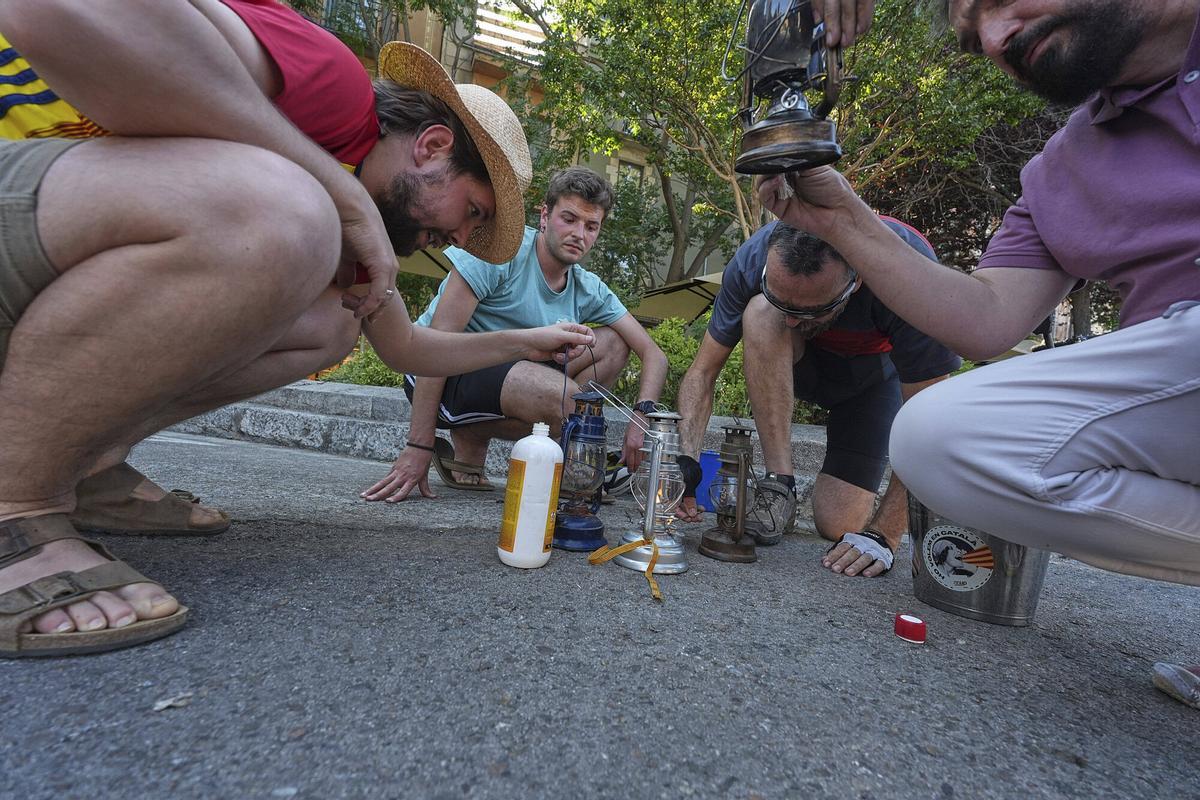 Les imatges de l'arribada de la Flama del Canigó a Girona